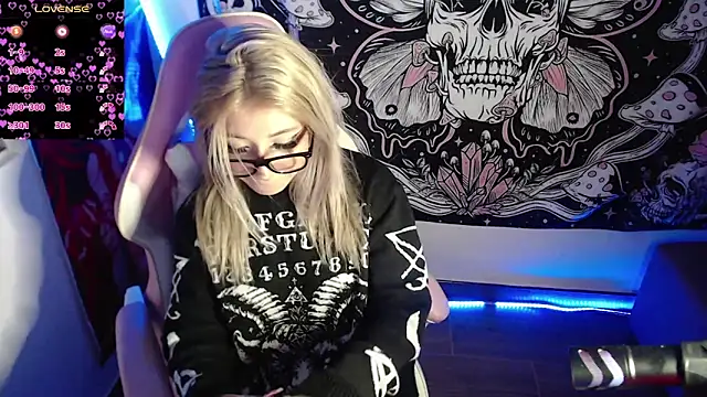 Snapshot of GamerCarrie chatting on January 2, 5:35 am GamerCarrie online show from January 2, 5:35 am