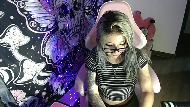 Snapshot of GamerCarrie chatting on February 25, 8:36 am GamerCarrie online show from February 25, 8:36 am