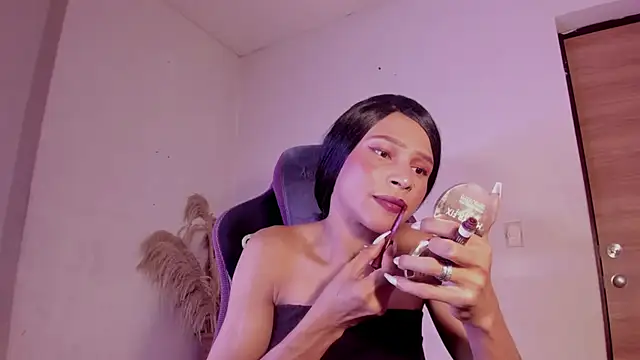 carolinemiller7 online show from December 20, 8:33 pm