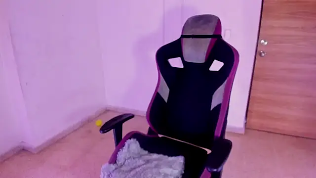 carolinemiller7 online show from October 25, 4:11 am