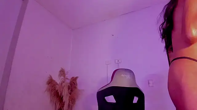 carolinemiller7 online show from December 14, 8:09 am