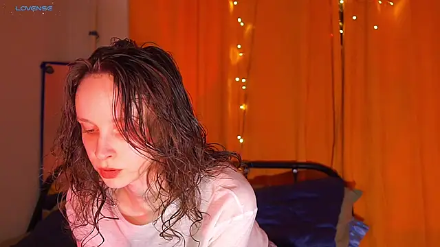 MikkyMoony online show from December 3, 9:50 pm