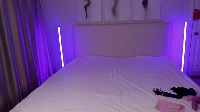 EmmaBarbs online show from April 12, 7:50 pm