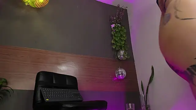 GinebraaFox  online show from April 15, 7:58 pm