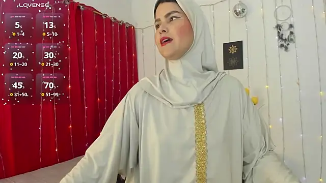 Snapshot of AishaAmin_ chatting on February 5, 12:45 pm AishaAmin online show from February 5, 12:45 pm