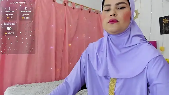 Snapshot of AishaAmin_ chatting on September 30, 12:11 pm AishaAmin online show from September 30, 12:11 pm