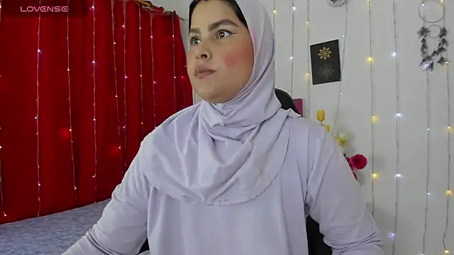 Snapshot of AishaAmin_ chatting on March 20, 12:11 pm AishaAmin online show from March 20, 12:11 pm