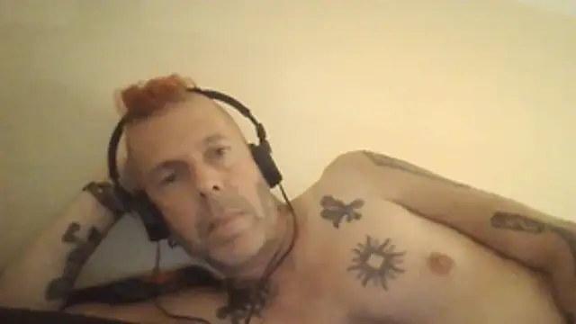 Snapshot of SHARPSkinhead chatting on July 12, 9:04 pm SHARPSkinhead online show from July 12, 9:04 pm