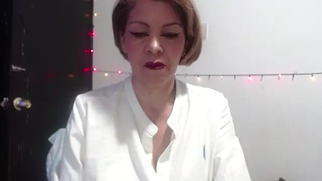 Snapshot of electra-mommy chatting on June 10, 10:05 am electra-mommy online show from June 10, 10:05 am