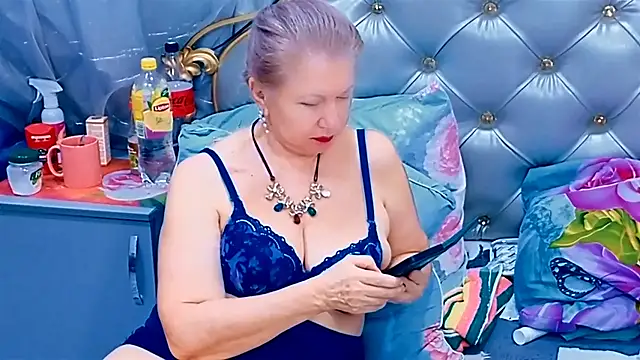 Snapshot of Hornystepmom29 chatting on May 18, 5:13 am Hornystepmom29 online show from May 18, 5:13 am