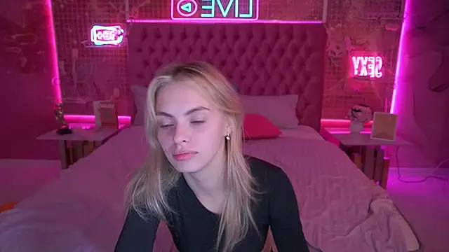 Snapshot of ChloeBrightt chatting on November 3, 9:51 pm ChloeBrightt online show from November 3, 9:51 pm