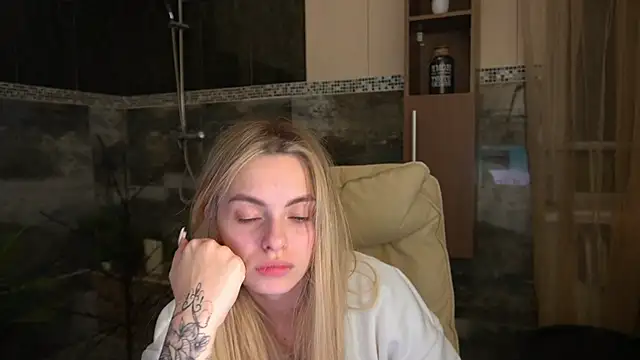 Snapshot of ChloeBrightt chatting on December 17, 8:47 pm ChloeBrightt online show from December 17, 8:47 pm