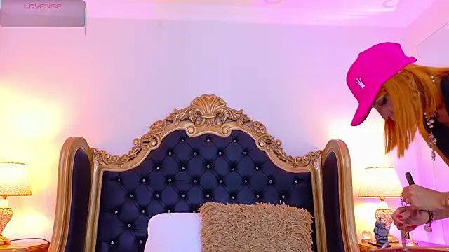 AdelinaVans online show from June 4, 11:15 am