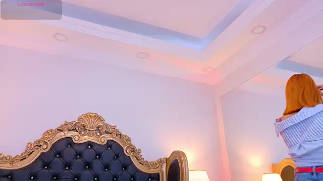 AdelinaVans online show from December 18, 11:25 am