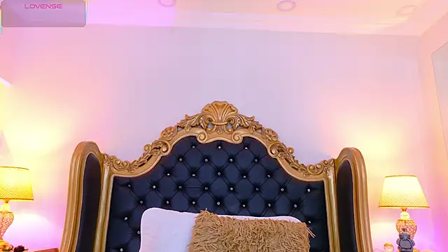 AdelinaVans online show from February 9, 11:30 am