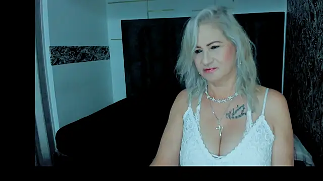 ScarletHoot  online show from October 28, 12:04 pm