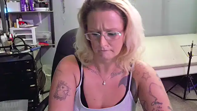 Lisalovely6981 online show from January 28, 11:17 pm