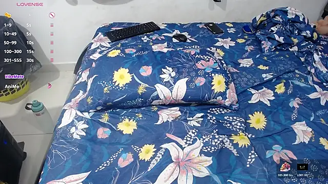 Snapshot of Uzziah_Sabag chatting on November 27, 12:00 am Uzziah Sabag online show from November 27, 12:00 am