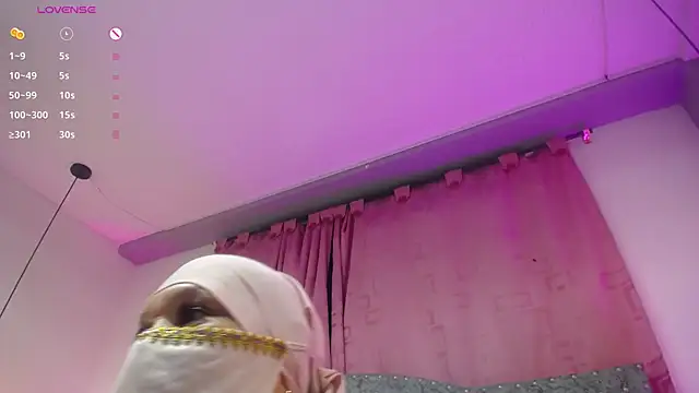 Snapshot of Uzziah_Sabag chatting on October 28, 12:00 am Uzziah Sabag online show from October 28, 12:00 am