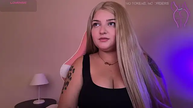 Snapshot of SweetPaige_ chatting on March 7, 7:38 pm SweetPaige online show from March 7, 7:38 pm
