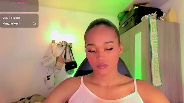 naomy  xx online show from May 29, 3:45 am
