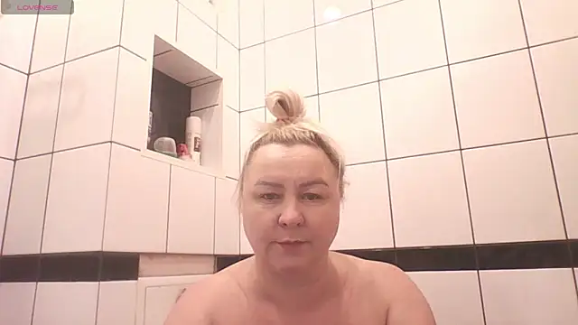 Snapshot of mira_robinsonnn chatting on May 7, 3:33 am mira robinsonnn online show from May 7, 3:33 am