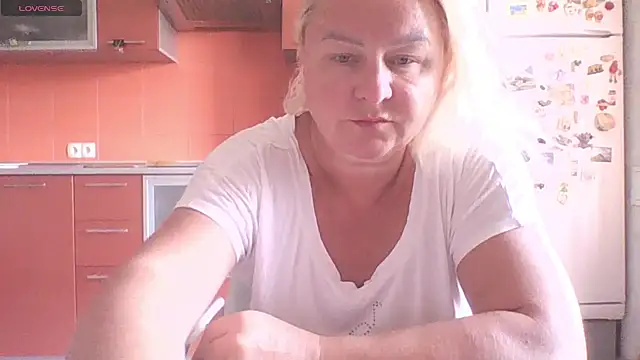 Snapshot of mira_robinsonnn chatting on June 25, 3:37 am mira robinsonnn online show from June 25, 3:37 am