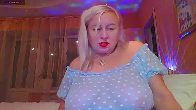 mira robinsonnn online show from October 22, 8:30 pm