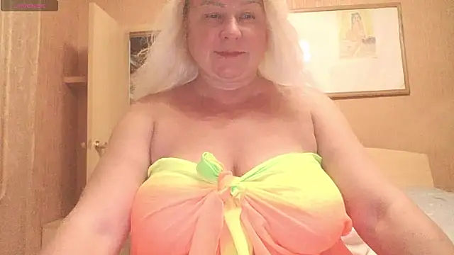 Snapshot of mira_robinsonnn chatting on July 4, 4:33 pm mira robinsonnn online show from July 4, 4:33 pm