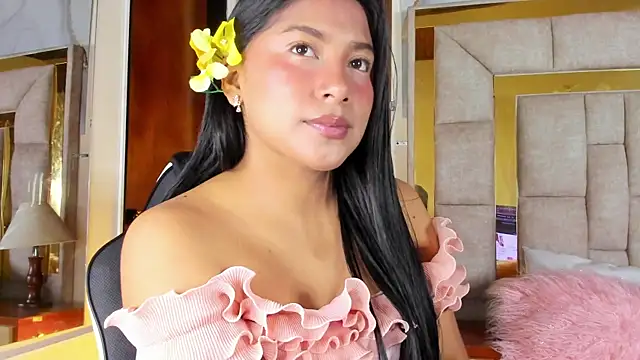 LinnaGardenia online show from April 17, 1:58 pm