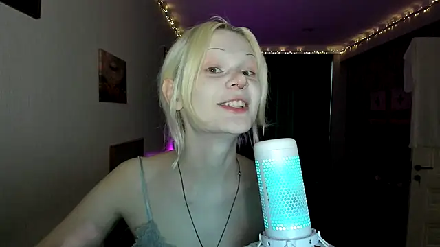 Snapshot of sashakiss99 chatting on October 1, 12:31 pm sashakiss99 online show from October 1, 12:31 pm