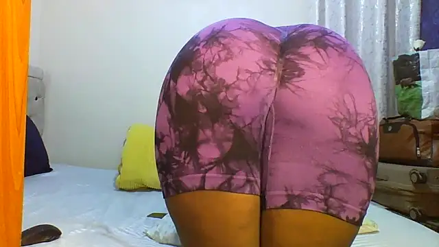 Snapshot of Petitiebooty chatting on October 27, 7:20 am Petitiebooty online show from October 27, 7:20 am