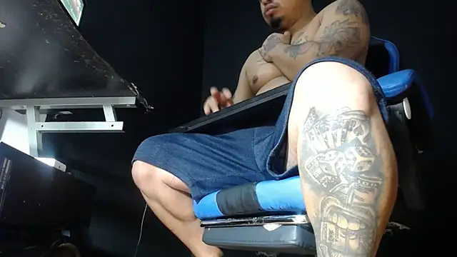 Snapshot of DickMasterfindom chatting on June 7, 9:58 am DickMasterfindom online show from June 7, 9:58 am