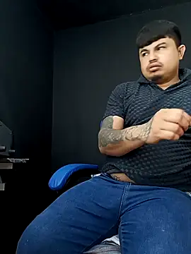 Snapshot of DickMasterfindom chatting on February 13, 5:29 am DickMasterfindom online show from February 13, 5:29 am