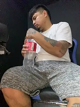 Snapshot of DickMasterfindom chatting on July 8, 12:57 am DickMasterfindom online show from July 8, 12:57 am