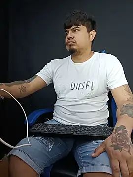 Snapshot of DickMasterfindom chatting on June 20, 3:00 am DickMasterfindom online show from June 20, 3:00 am