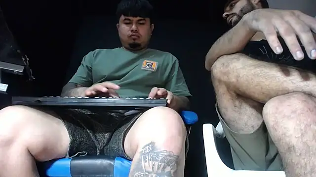 Snapshot of DickMasterfindom chatting on June 11, 2:53 am DickMasterfindom online show from June 11, 2:53 am