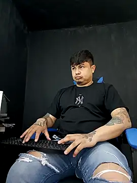 Snapshot of DickMasterfindom chatting on February 4, 5:02 am DickMasterfindom online show from February 4, 5:02 am