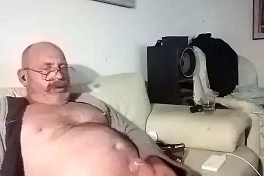 Snapshot of iambradz chatting on March 8, 8:22 am iambradz online show from March 8, 8:22 am