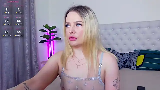 TamarraFox online show from June 16, 3:50 am