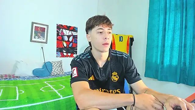 Snapshot of AlessandroDybala chatting on June 5, 12:44 pm AlessandroDybala online show from June 5, 12:44 pm