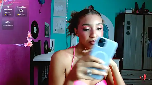 Snapshot of sensitive_brunette chatting on October 3, 11:17 pm sensitive brunette online show from October 3, 11:17 pm