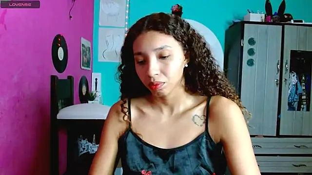 Snapshot of sensitive_brunette chatting on October 3, 12:03 am sensitive brunette online show from October 3, 12:03 am