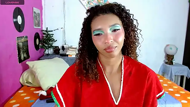 Snapshot of sensitive_brunette chatting on December 14, 2:44 am sensitive brunette online show from December 14, 2:44 am