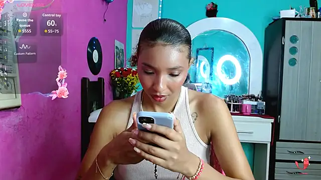 Snapshot of sensitive_brunette chatting on October 9, 12:55 am sensitive brunette online show from October 9, 12:55 am