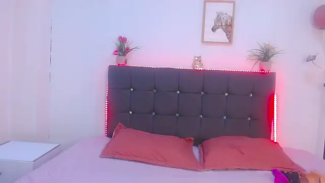 Snapshot of candy_lux_ chatting on July 15, 7:21 pm candy lux online show from July 15, 7:21 pm