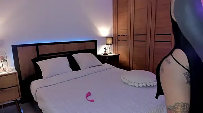 vangie  online show from March 19, 12:04 am