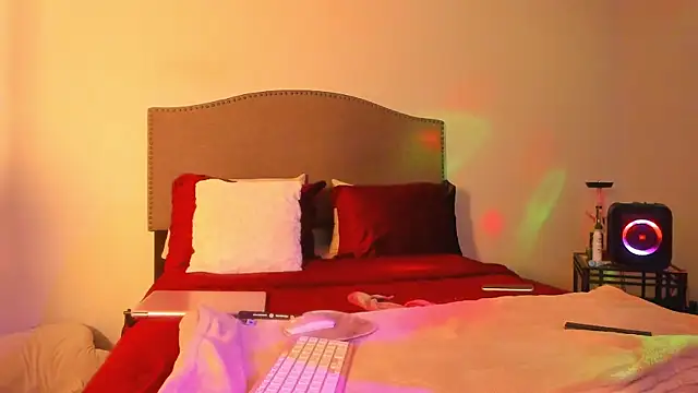 yiauana online show from December 1, 3:29 am