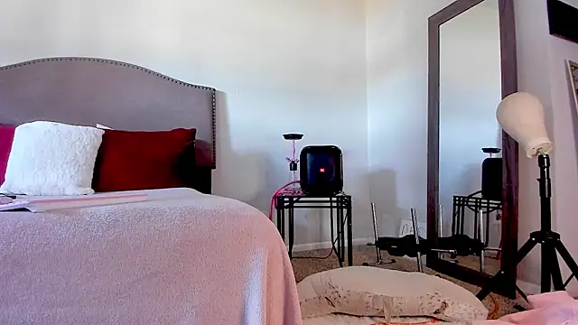 yiauana online show from November 2, 4:01 pm