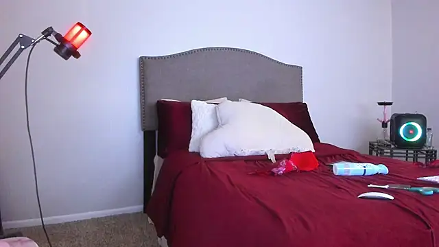 yiauana online show from November 26, 11:10 am